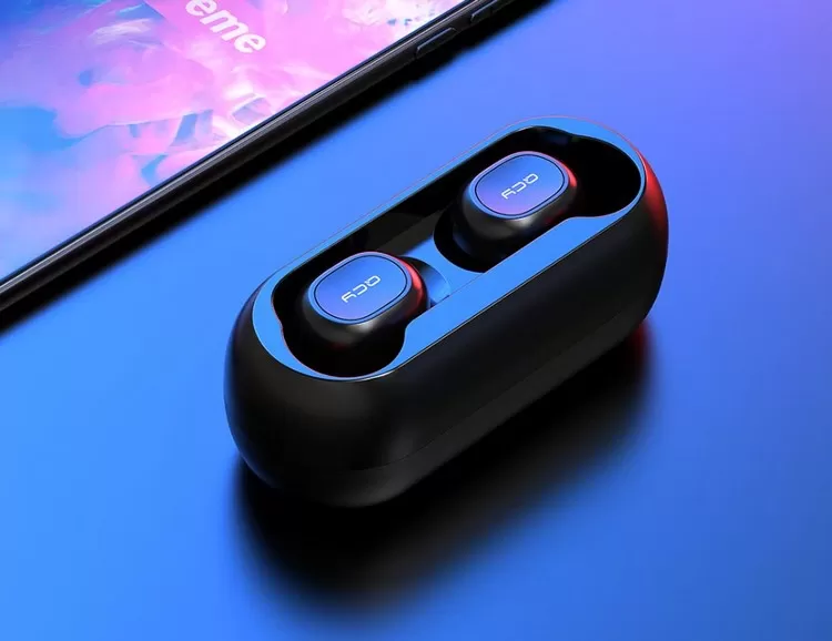Беспроводные наушники Xiaomi QCY Т1С в зарядном блоке Bluetooth-наушники Xiaomi QCY Т1С в зарядном кейсе