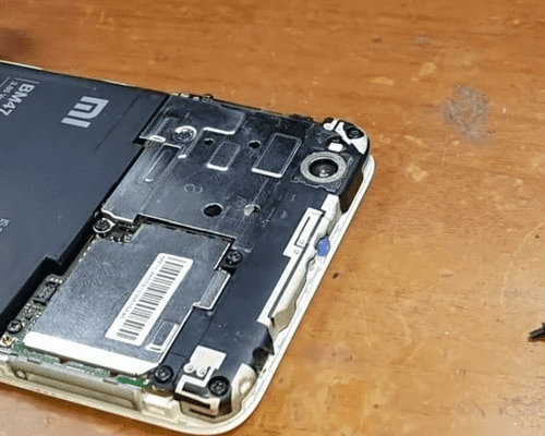 Снятие защитных панелей под крышкой Xiaomi Процесс снятия защитных панелей под крышкой телефона Xiaomi